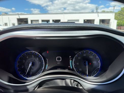 Used 2020 Chrysler Pacifica Limited w/ S Appearance Package FWD image 21