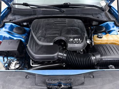 Used 2018 Dodge Charger SXT w/ Blacktop Package RWD image 5
