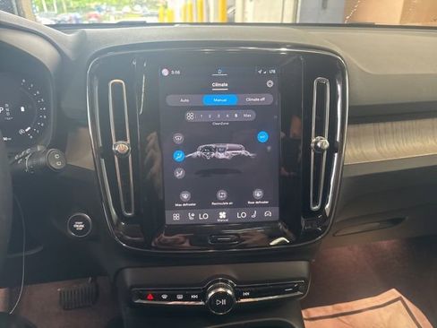 Used 2025 Volvo XC40 B5 Core AWD/4WD image 13