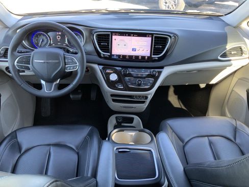 Used 2023 Chrysler Pacifica Touring-L image 51