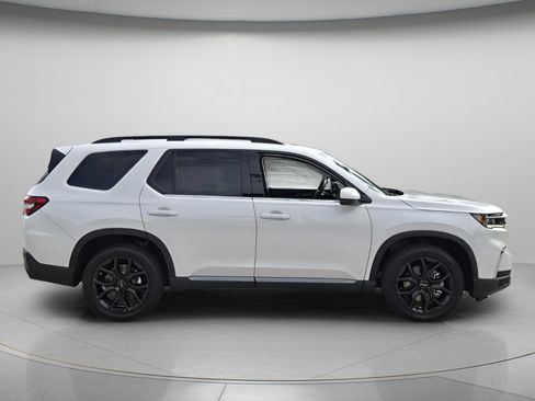 Certified 2025 Honda Pilot Touring image 3