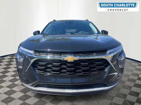 Used 2025 Chevrolet Trax LT w/ LT Convenience Package FWD image 2