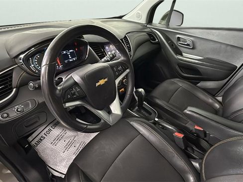 Used 2021 Chevrolet Trax LT w/ LT Convenience Package image 18