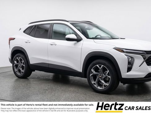 Used 2025 Chevrolet Trax LT FWD image 1