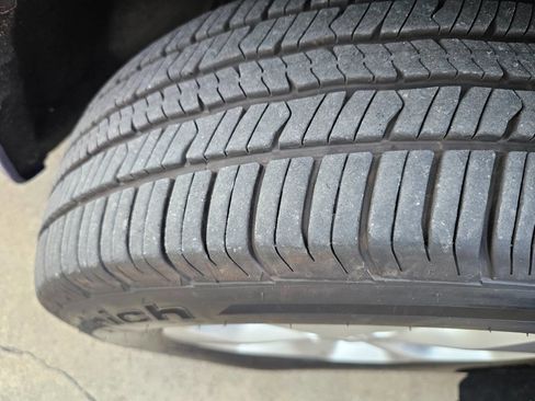 Used 2018 Chrysler Pacifica Touring-L image 18