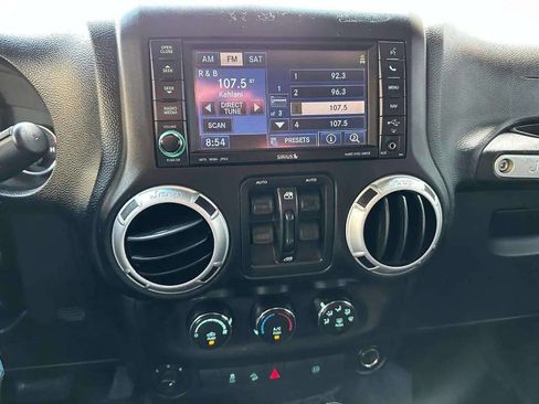 Used 2012 Jeep Wrangler Unlimited Sahara image 33