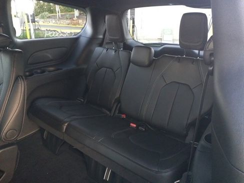 New 2026 Chrysler Pacifica Select image 9