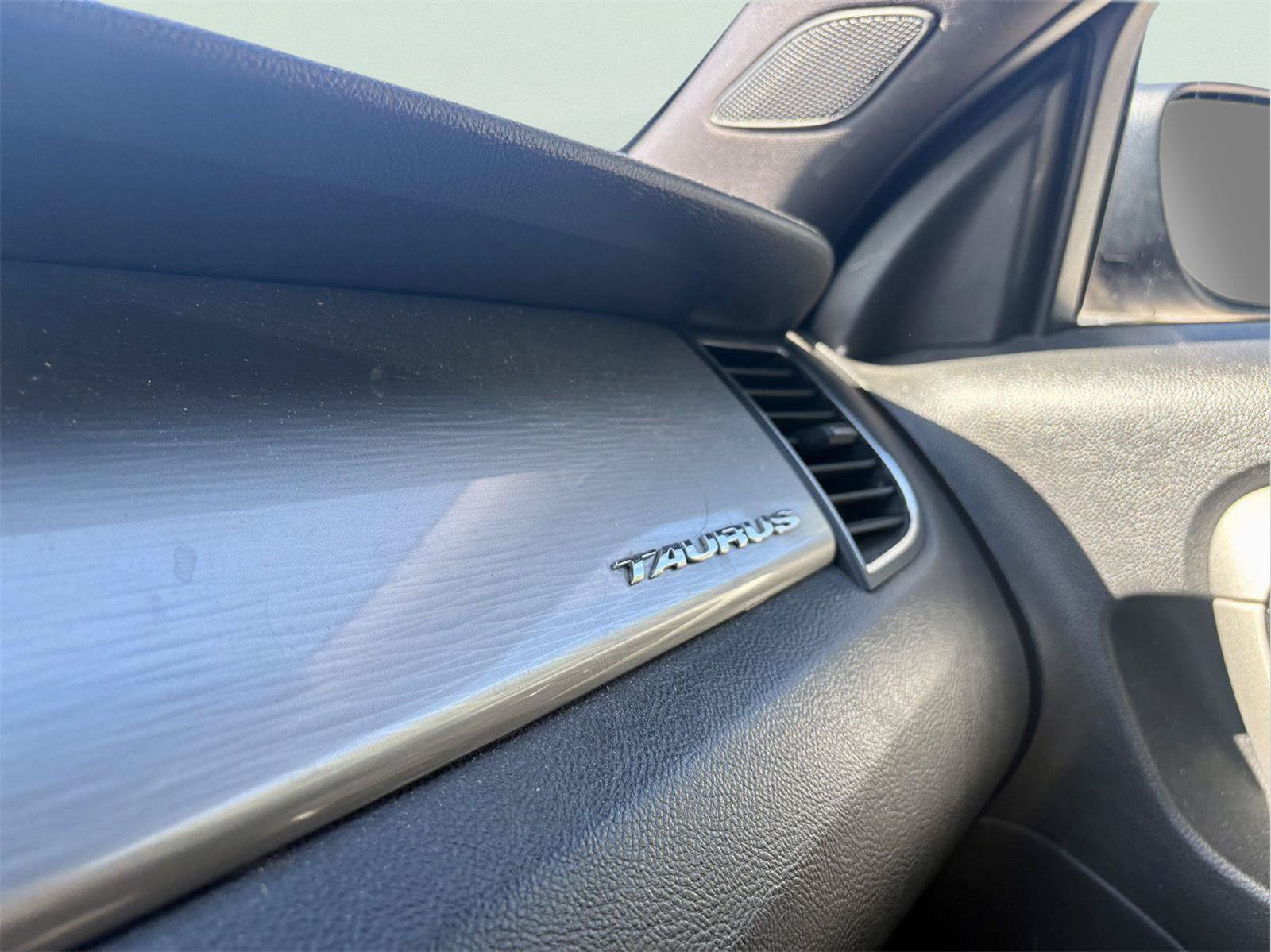 Used 2018 Ford Taurus SEL w/ Equipment Group 201A FWD image 18