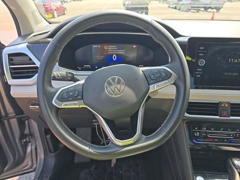 Used 2025 Volkswagen Taos SE AWD/4WD image 12