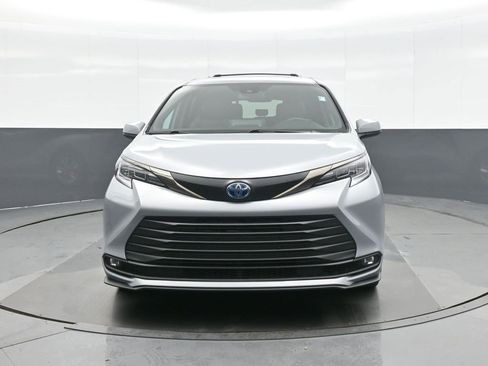 Used 2022 Toyota Sienna XLE Woodland Edition image 2