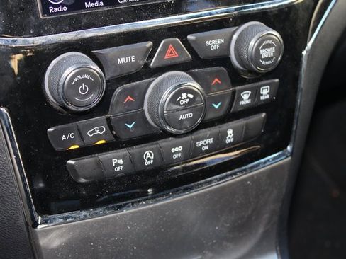 Used 2019 Jeep Grand Cherokee Limited w/ Luxury Group II image 25