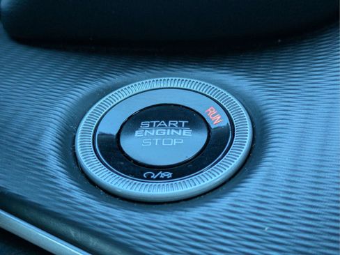 Used 2025 Jeep Grand Cherokee Altitude image 32