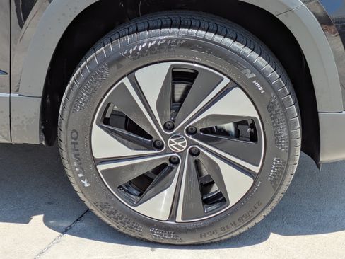 New 2026 Volkswagen Taos SE image 11