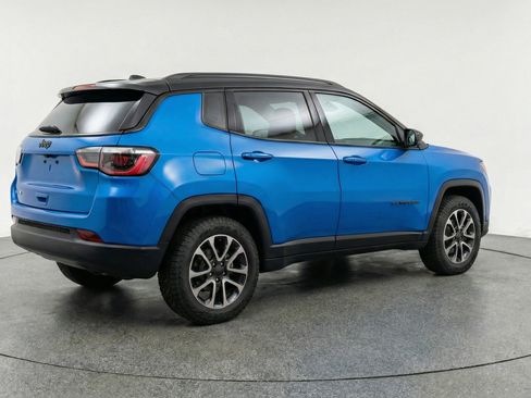 Used 2025 Jeep Compass Trailhawk image 9