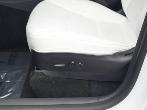 Used 2022 Tesla Model Y Long Range image 24