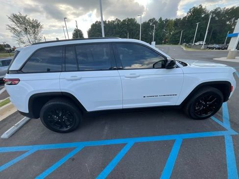 Used 2024 Jeep Grand Cherokee Altitude RWD image 6