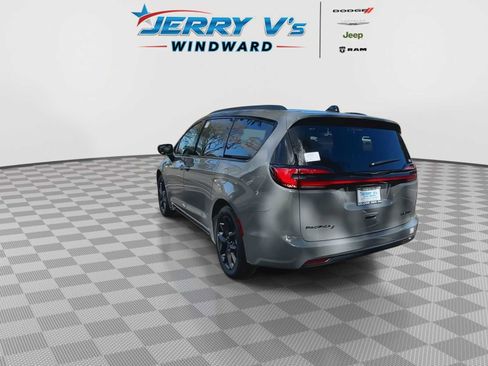 New 2025 Chrysler Pacifica Limited w/ Uconnect Theater Family Group image 6