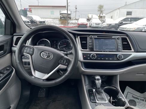 Used 2016 Toyota Highlander XLE image 12