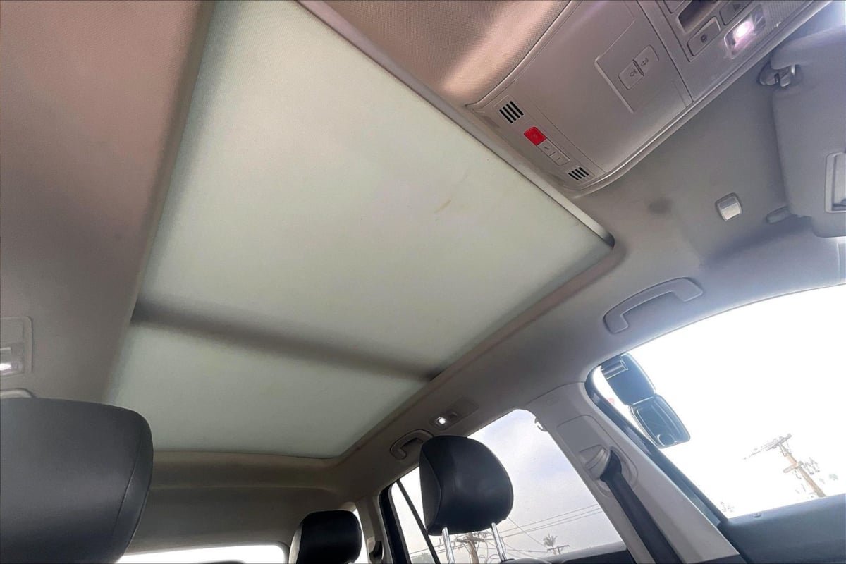 Used 2018 Volkswagen Tiguan SE w/ Panoramic Sunroof Package FWD image 22