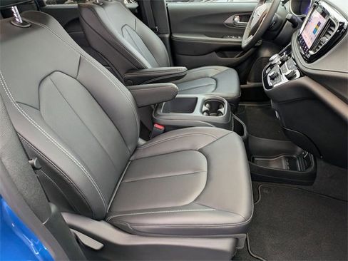 New 2026 Chrysler Pacifica Select image 27