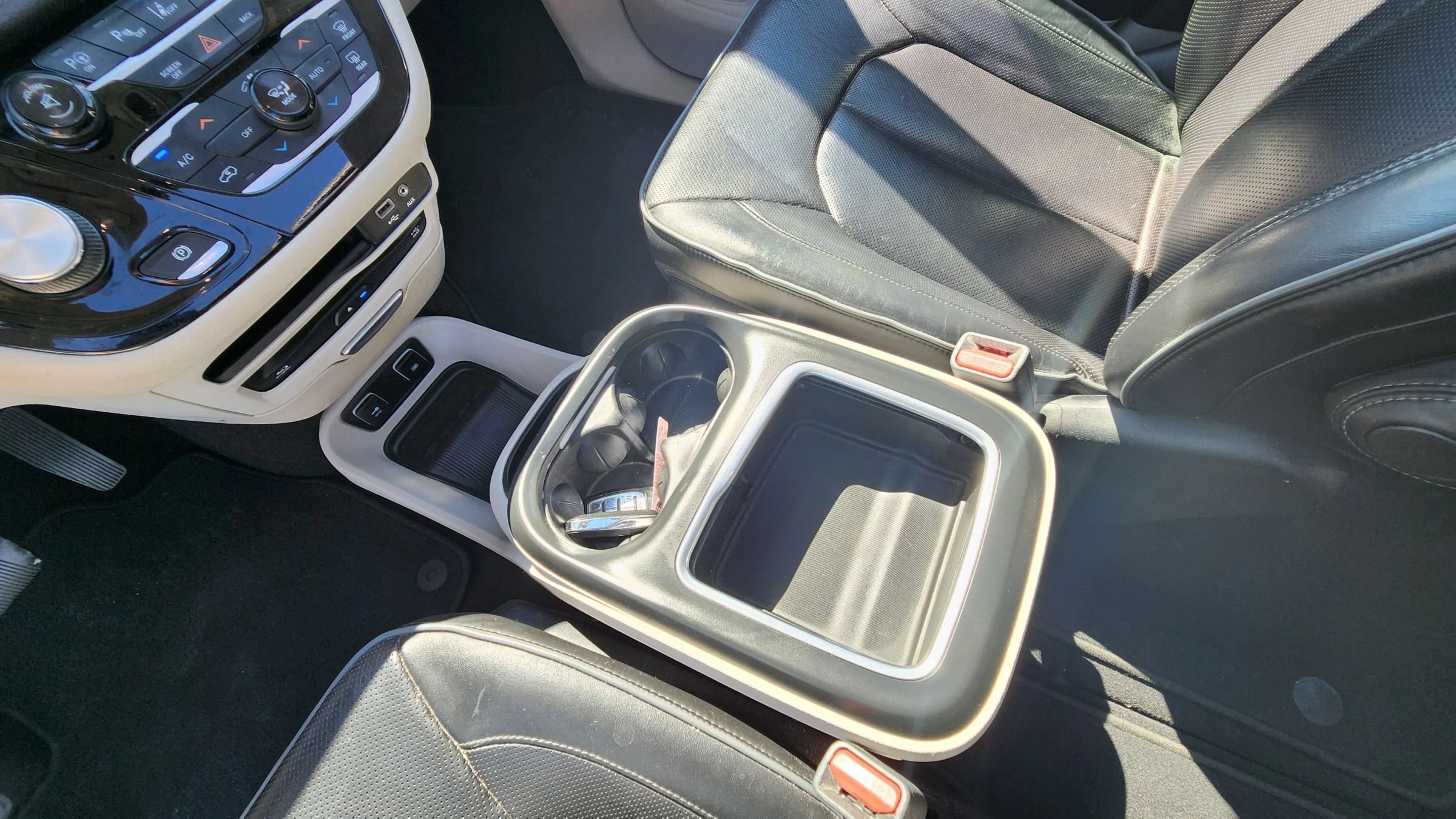 Used 2017 Chrysler Pacifica Limited FWD image 19