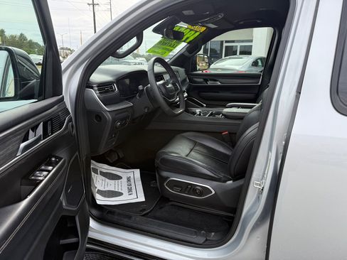 Used 2024 Jeep Wagoneer L Series II w/ Flexible Seating Group image 15