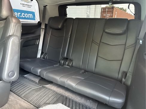 Used 2020 Cadillac Escalade Luxury w/ Escalade Sport Edition AWD/4WD image 37