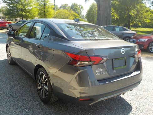 Used 2021 Nissan Versa SV image 3