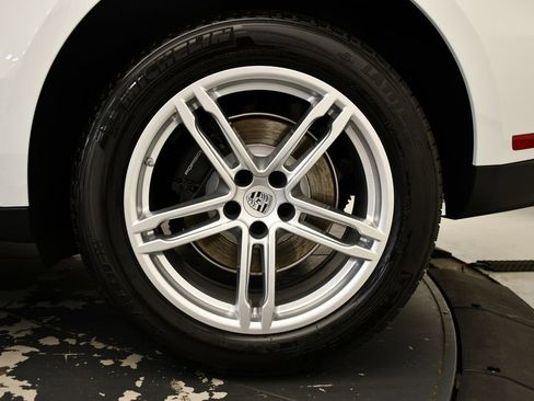 Used 2025 Porsche Macan image 17