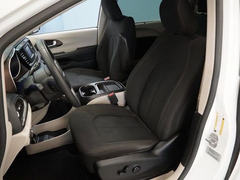 Used 2017 Chrysler Pacifica Touring Plus image 3