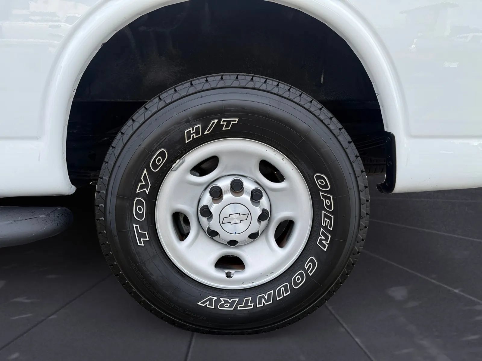 Used 2018 Chevrolet Express 2500 w/ Driver Convenience Package RWD image 32