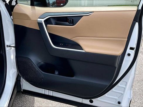Used 2019 Toyota RAV4 LE FWD image 21