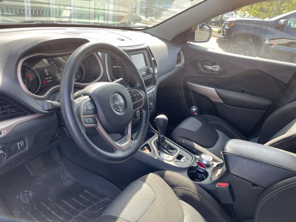 Used 2017 Jeep Cherokee Sport FWD image 18