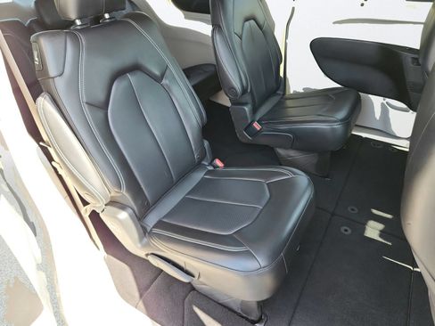 Used 2023 Chrysler Pacifica Touring-L FWD image 29
