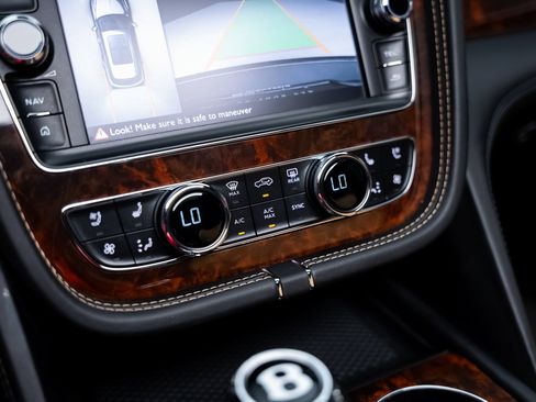 Used 2018 Bentley Bentayga AWD/4WD image 50