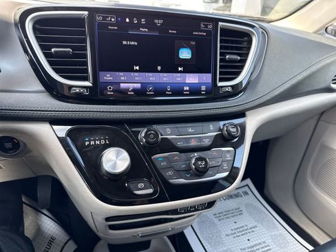 Used 2022 Chrysler Pacifica Touring-L FWD image 21