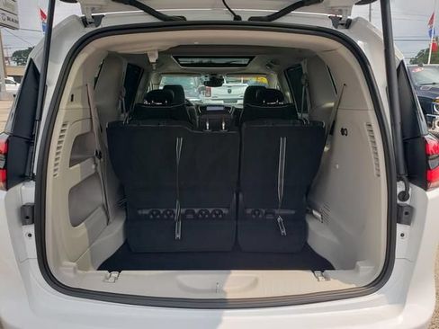 Used 2024 Chrysler Pacifica Limited FWD image 5