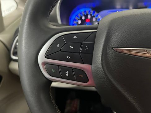 Used 2024 Chrysler Pacifica Touring-L FWD image 55