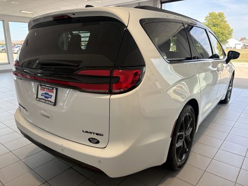 Used 2025 Chrysler Pacifica Limited image 4