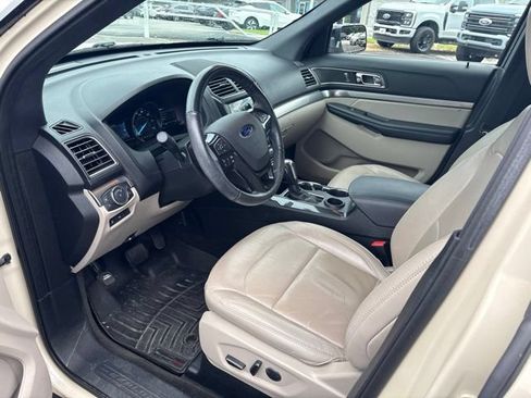 Used 2018 Ford Explorer XLT w/ Equipment Group 202A FWD image 8
