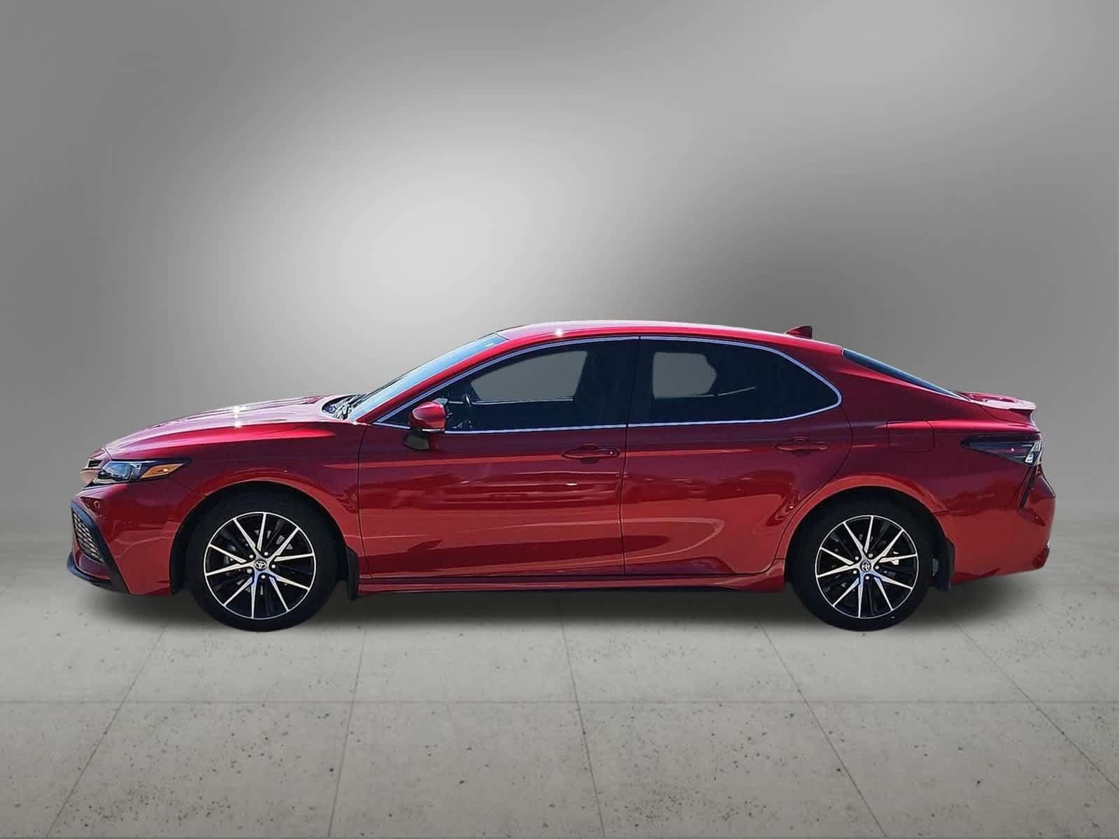 Used 2023 Toyota Camry SE FWD image 3