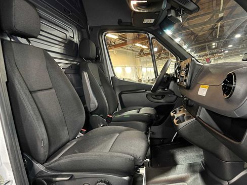 Used 2025 Mercedes-Benz Sprinter 2500 image 11