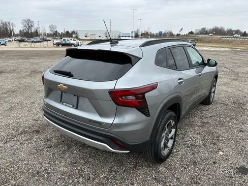 Used 2025 Chevrolet Trax LT FWD image 7