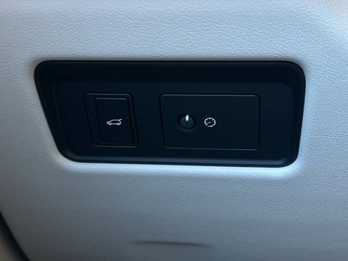 Used 2025 Jaguar F-PACE R-Dynamic S image 32