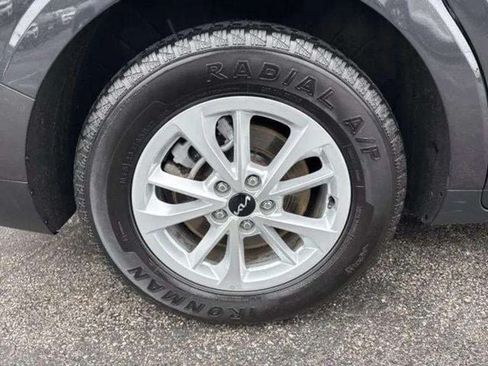 Used 2024 Kia Carnival LX FWD image 14
