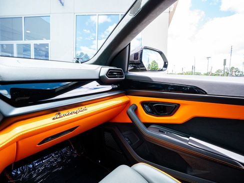 Used 2025 Lamborghini Urus SE AWD/4WD image 46