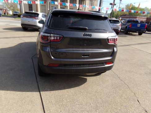 Used 2019 Jeep Compass Latitude AWD/4WD image 4