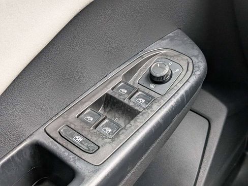 Used 2025 Volkswagen Taos SE FWD image 27