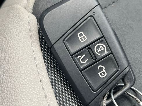 Used 2025 Volkswagen Taos SE image 21