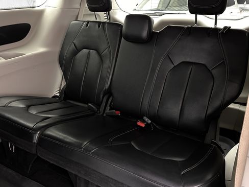 Used 2022 Chrysler Pacifica Touring-L FWD image 30